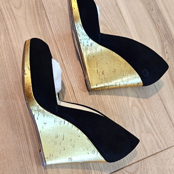 Michael Kors Black Suede Top Peep Toe Gold Wedges Size 5.5. Like new. - Picture 5 of 11